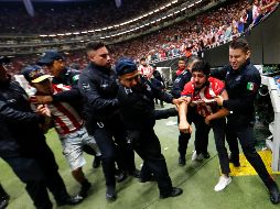 En las tribunas hubo algunas broncas entre aficionados. EFE/F. Guasco