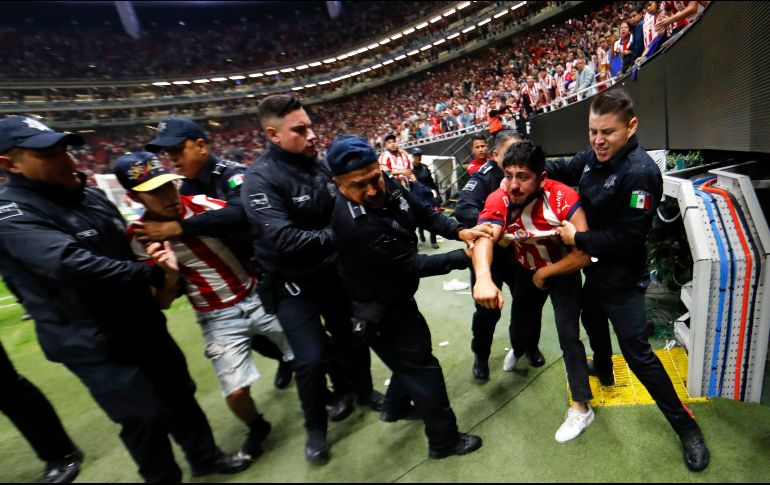 En las tribunas hubo algunas broncas entre aficionados. EFE/F. Guasco