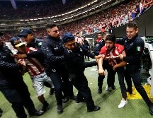 En las tribunas hubo algunas broncas entre aficionados. EFE/F. Guasco