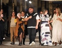 Benito Santos camina junto a las tejedoras de Etzatlán del colectivo “Cielo Tejido”. EL INFORMADOR/H. Figueroa