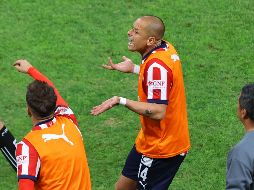 La falta cometida por 'Chicharito' le valió la carta roja por parte del árbitro número cuatro.  IMAGO7 / J. Cubeyro