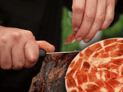El jamón crudo es un manjar exquisito, especialmente el ibérico, famoso por su textura y sabor únicos. EL INFORMADOR / ARCHIVO
