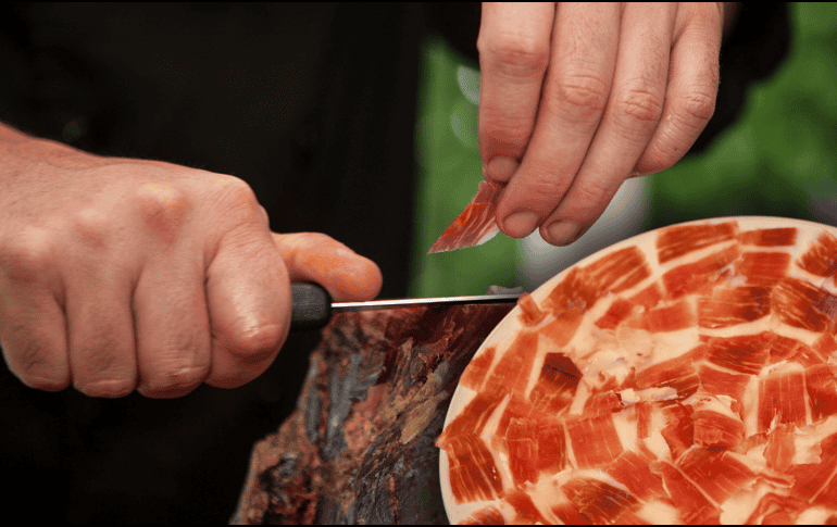 El jamón crudo es un manjar exquisito, especialmente el ibérico, famoso por su textura y sabor únicos. EL INFORMADOR / ARCHIVO