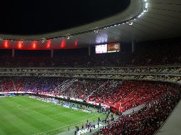 En videos que circularon en redes sociales se pudo observar a aficionados de Chivas invadiendo la cancha después de perder el Clásico Tapatío. IMAGO7