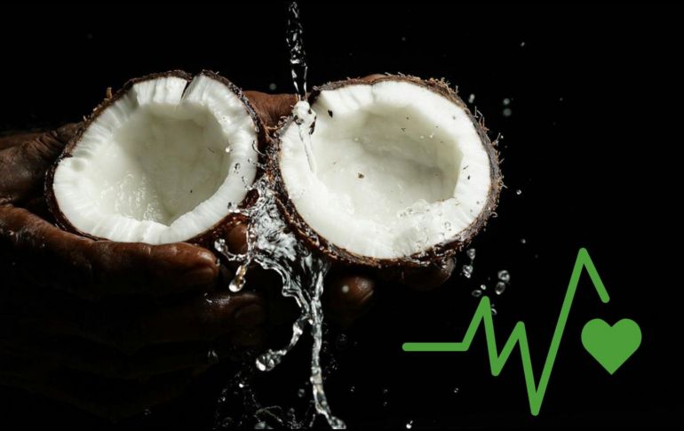 Una investigación realizada por El Poder del Consumidor ha encontrado que el agua de coco posee una gran variedad de nutrientes, capacidades antioxidantes, de desintoxicación entre muchas otras propiedades más.ESPECIAL/Pexels y Canva