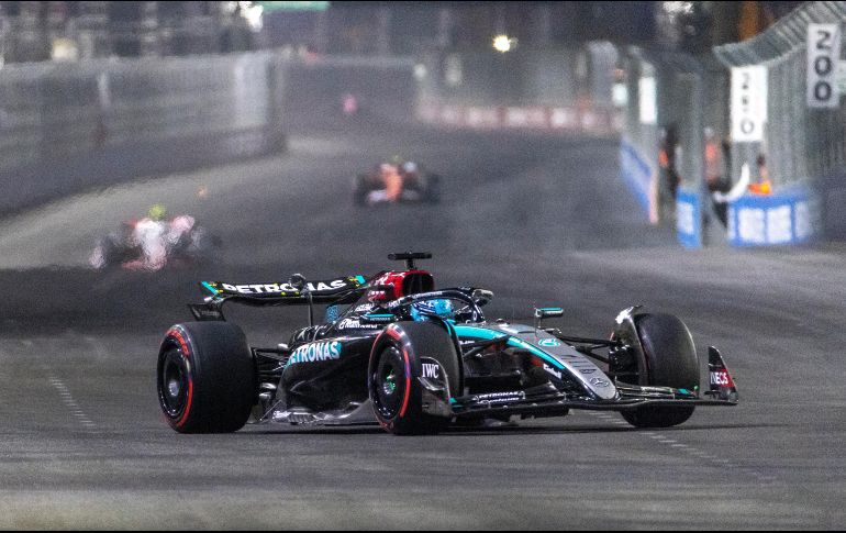George Russell, piloto de Mercedes, fue el más veloz de la sesión, dejando claro que su equipo llega fuerte a la clasificación. EFE / S. Thew