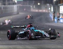 George Russell, piloto de Mercedes, fue el más veloz de la sesión, dejando claro que su equipo llega fuerte a la clasificación. EFE / S. Thew