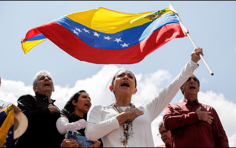 María Corina Machado ondea una bandera venezolana para protestar contra los resultados oficiales que declararon al presidente Nicolás Maduro ganador de la elección presidencial de julio. AP/ARCHIVO