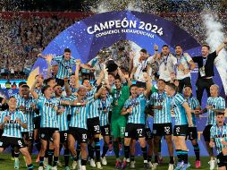 Racing, uno de los denominados “cinco grandes del futbol argentino”, conquistó  un trofeo que le permite ir a la Copa Libertadores 2025 y ganar seis millones de dólares. AP/J. Sáenz