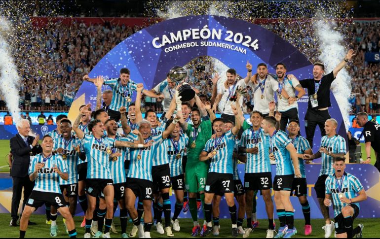 Racing, uno de los denominados “cinco grandes del futbol argentino”, conquistó  un trofeo que le permite ir a la Copa Libertadores 2025 y ganar seis millones de dólares. AP/J. Sáenz