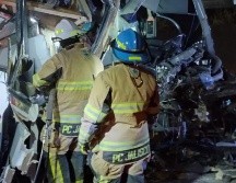 Se desconocen las causas del percance y la persona fallecida era el copiloto del camión, indicó la Unidad Estatal de Protección Civil y Bomberos Jalisco. ESPECIAL / PC JALISCO