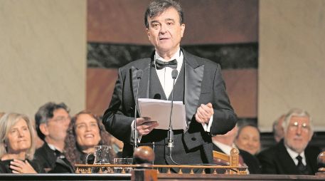 El escritor ya se encuentra integrado a la RAE, donde toma posesión de la silla R, que le pertenecía a Javier Marías, fallecido en 2022. EFE