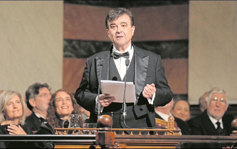 El escritor ya se encuentra integrado a la RAE, donde toma posesión de la silla R, que le pertenecía a Javier Marías, fallecido en 2022. EFE