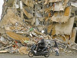 Una familia libanesa recorre uno de los barrios bombardeados de la capital. EFE