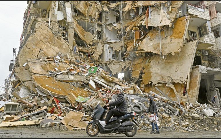 Una familia libanesa recorre uno de los barrios bombardeados de la capital. EFE