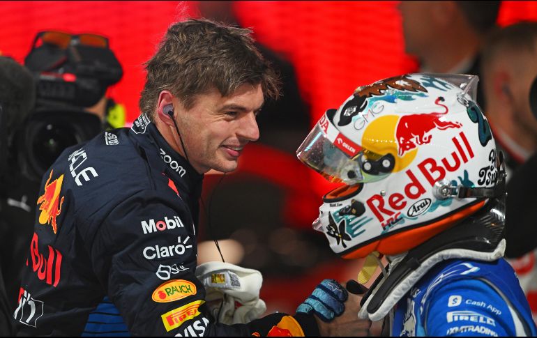 Max Verstappen es felicitado por Tsunoda después del Gran Premio de Las Vegas. AFP/R. Carezzevoli