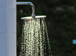 Los especialistas señalan que la temperatura ideal para el agua fría, no debe exceder los 20 y 25 grados. UNSPLASH / C. Cruttenden