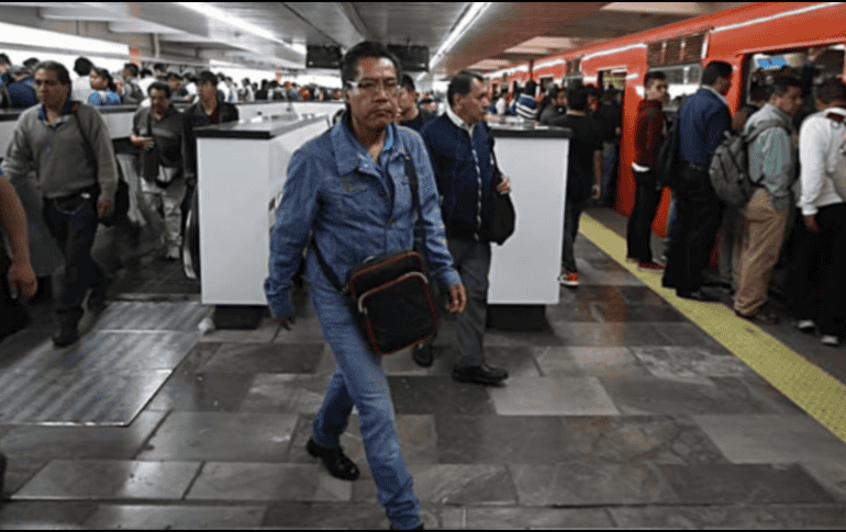 Reportaron el peligro al que se enfrentan, ya que el puente de las instalaciones que utilizan a diario se encuentra sin barandal. ARCHIVO/ EL UNIVERSAL