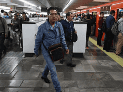 Reportaron el peligro al que se enfrentan, ya que el puente de las instalaciones que utilizan a diario se encuentra sin barandal. ARCHIVO/ EL UNIVERSAL