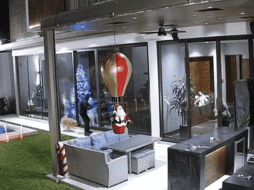 Apareció un segundo encapuchado, quien trató de ayudar a su compañero al abrir la puerta. ESPECIAL/ Captura de pantalla