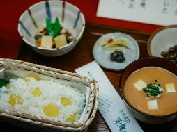 La dieta japonesa suele incluir proteínas magras como pescado, tofu y mariscos, acompañados de verduras cocidas. ESPECIAL/ Foto de Markus Winkler en Unsplash