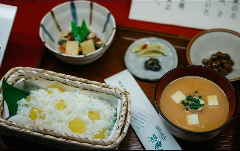 La dieta japonesa suele incluir proteínas magras como pescado, tofu y mariscos, acompañados de verduras cocidas. ESPECIAL/ Foto de Markus Winkler en Unsplash