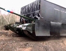 Un tanque ruso T-80 rueda en la región de Donetsk en Ucrania. AP / Servicio de prensa del Ministerio de Defensa ruso