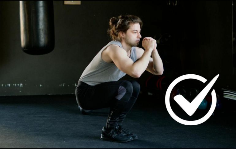 Las sentadillas no sólo sirven para fortalecer los músculos y mejorar la flexibilidad, sino también para prevenir lesiones y aumentar la energía.ESPECIAL/Pexels y Canva