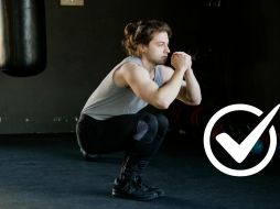 Las sentadillas no sólo sirven para fortalecer los músculos y mejorar la flexibilidad, sino también para prevenir lesiones y aumentar la energía.ESPECIAL/Pexels y Canva