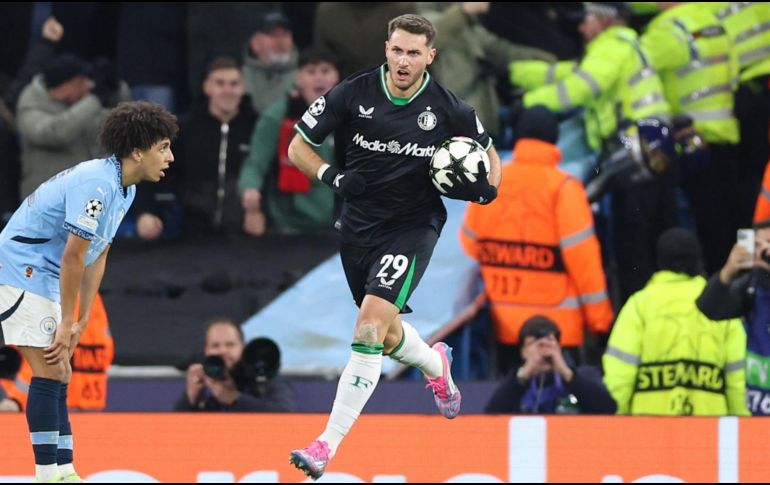 Santiago Giménez celebra su gol en Champions League ante el Manchester City. EFE/EPA/ADAM VAUGHAN