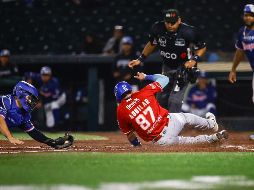 J.J. Aguilar se barre en el plato para marcar la segunda carrera de Jalisco. CORTESÍA/Charros de Jalisco