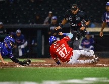 J.J. Aguilar se barre en el plato para marcar la segunda carrera de Jalisco. CORTESÍA/Charros de Jalisco