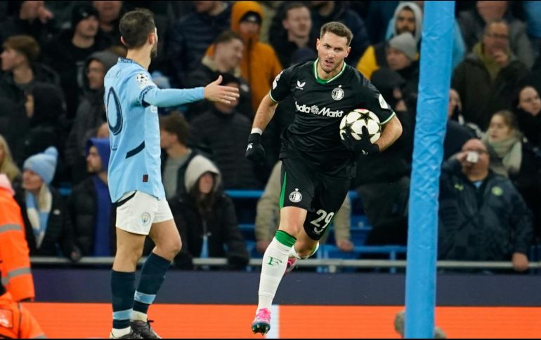 Santiago Giménez marcó el segundo tanto del Feyenoord, en su primer partido tras más de dos meses de ausencia por lesión. AP/D. Thompson