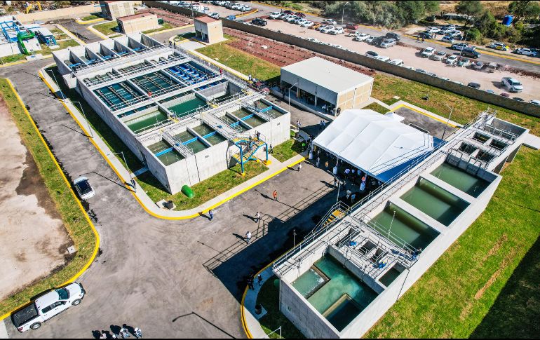 Con una inversión de 851 millones de pesos, la Planta Potabilizadora número 5 incluye acueductos, tanques y tuberías, que conectan al lago de Chapala con Tlajomulco y El Salto, asegurando agua para 26 colonias, principalmente Santa Fe. EL INFORMADOR/A. Navarro