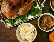 La cena tradicional tiene como platillo principal pavo relleno. UNSPLASH / M. WATSON