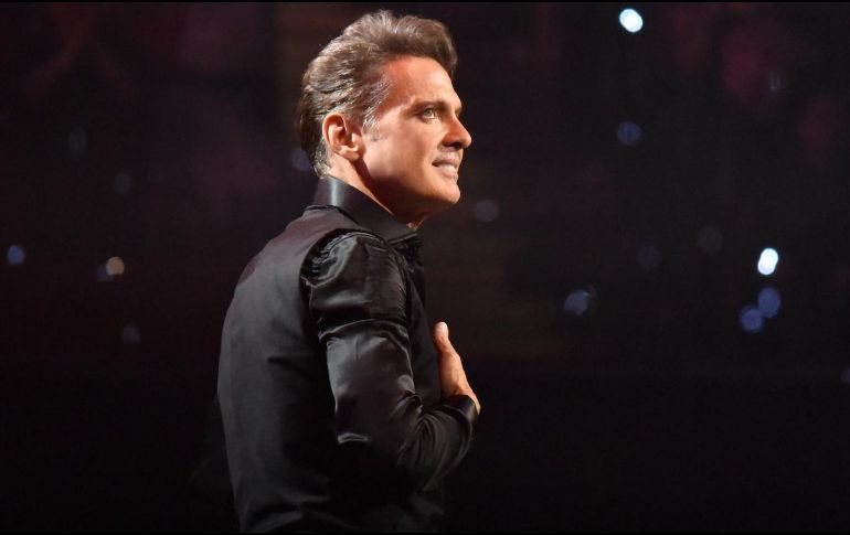 Luis Miguel expresó su frustración con algunas señas y golpeando su micrófono con la palma y especificando la nota debía estar más alta durante su concierto en Edomex. EL INFORMADOR/ ARCHIVO