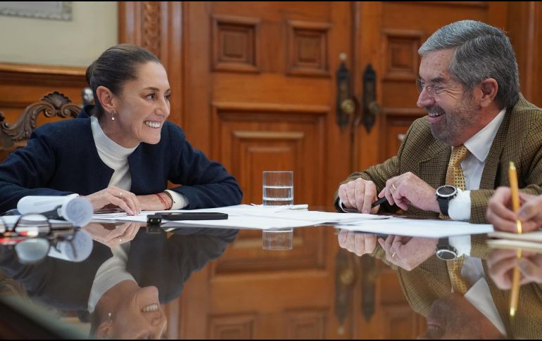 Sheinbaum destacó que durante la conversación se habló de reforzar la colaboración entre ambos países en temas de seguridad. En la foto están la mandataria y el canciller De la Fuente. ESPECIAL/X/@Claudiashein.