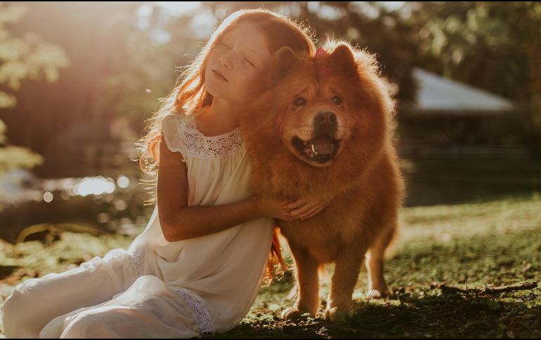 Los niños con mascota suelen estar expuestos a bacterias desde una corta edad. PEXELS