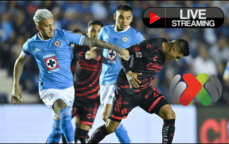 Gonzalo Piovi y Joe Corona disputando un balón en el encuentro de temporada regular entre Cruz Azul y Xolos de Tijuana. IMAGO7