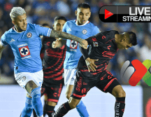 Gonzalo Piovi y Joe Corona disputando un balón en el encuentro de temporada regular entre Cruz Azul y Xolos de Tijuana. IMAGO7