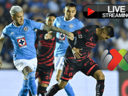 Gonzalo Piovi y Joe Corona disputando un balón en el encuentro de temporada regular entre Cruz Azul y Xolos de Tijuana. IMAGO7