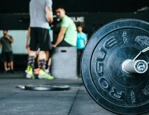 El entrenamiento con pesas debe estar guiado por un especialista. PEXELS