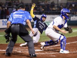 Tirso Ornelas se barre en el plato, impulsado por un batazo de su hermano Julián. CORTESÍA/Charros de Jalisco