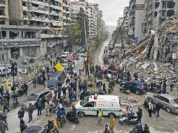 La población camina entre escombros en el Sur de Beirut, ciudad que presenta profundas cicatrices por los bombardeos. EFE