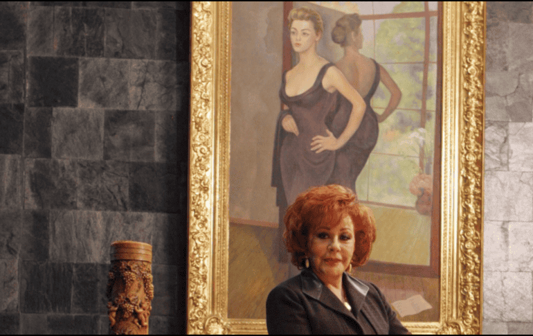 Silvia Pinal posa frente a la pintura del reconocido artista Diego Rivera. SUN / ARCHIVO