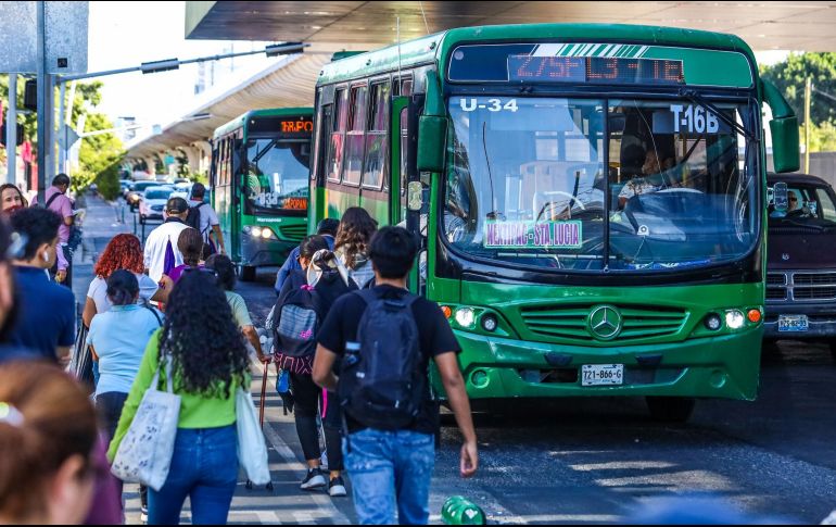 Para cubrir la demanda del servicio, algunos choferes han aumentado sus jornadas laborales, aunque va en contra del modelo ruta-empresa impulsado por el gobierno estatal. EL INFORMADOR/A. Navarro