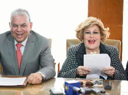 Salvador Sánchez, representante del Gobierno de Veracruz, y la actriz y secretaria de la ANDA, Silvia Pinal, durante una conferencia de prensa, en 2011. CORTESÍA