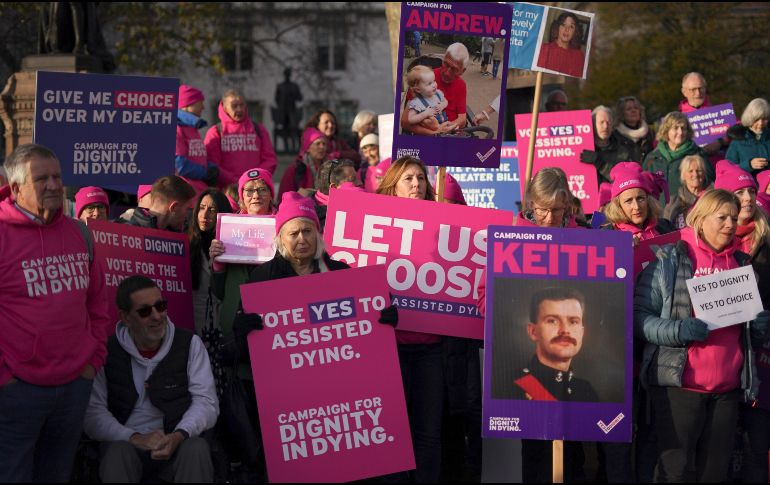 Personas a favor de la muerte asistida legal se manifiestan frente al Parlamento en Londres durante este viernes 29 de noviembre. AP /A. Pezzali