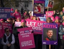 Personas a favor de la muerte asistida legal se manifiestan frente al Parlamento en Londres durante este viernes 29 de noviembre. AP /A. Pezzali