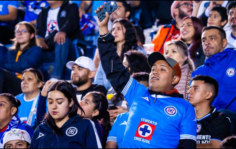 Afición del Cruz Azul durante el partido correspondiente a la jornada 17 del torneo Apertura 2024 de la Liga BBVA MX. IMAGO7